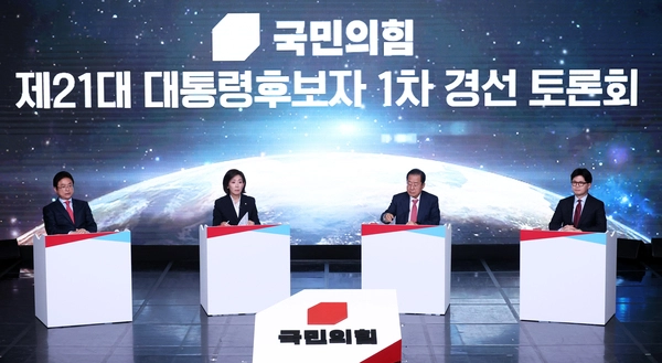 20일 서울 강서구 ASSA아트홀에서 열린 국민의힘 제21대 대통령선거 후보자 1차 경선 조별 토론회에서 B조 후보들이 토론을 준비하고 있다. 왼쪽부터 이철우·나경원·홍준표·한동훈 후보. 2025.4.20 /국회사진기자단