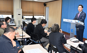 토론 잘했지만… 유정복 인천시장, 인지도 열세 ‘한계’