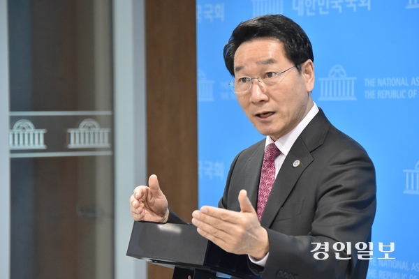 제21대 대통령선거 국민의힘 경선 후보인 유정복 인천시장이 지난 14일 국회 소통관에서 기자회견을 하는 모습. /유정복 캠프 제공