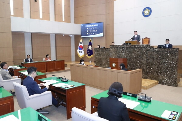 이천시의회가 지난 18일 제253회 임시회를 개회하고 조례안과 동의안 등 다양한 안건에 대한 심의에 들어갔다. 2025.4.18 /이천시의회 제공