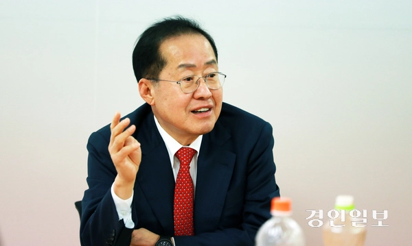 홍준표 국민의힘 대통령선거 경선 후보가 지난 17일 서울 여의도 대하빌딩 경선 캠프에서 열린 한국지방신문협회와 공동 인터뷰에서 “이번 대선은 단순한 정권교체가 아니라, 어떤 나라를 만들 것인가를 결정하는 선거”라고 강조하고 있다. 2025.4.17 /한국지방신문협회 제공