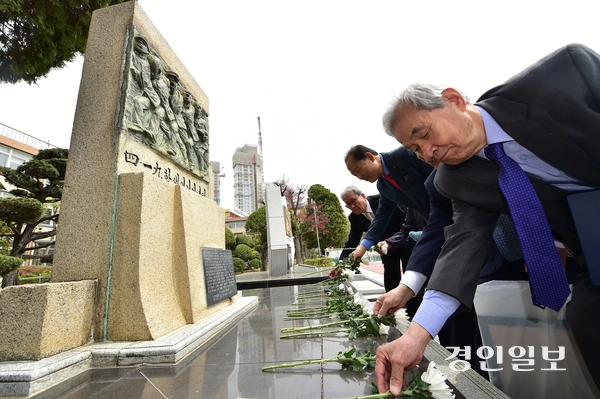 지난 18일 오전 인천시 미추홀구 인천기계공업고등학교 4·19 학생 의거 65주년 기념식에서 백발이 된 기계공고 졸업생들이 ‘4·19학생의거기념탑’에 헌화를 하고 있다. 2025.4.18 /조재현기자 jhc@kyeongin.com