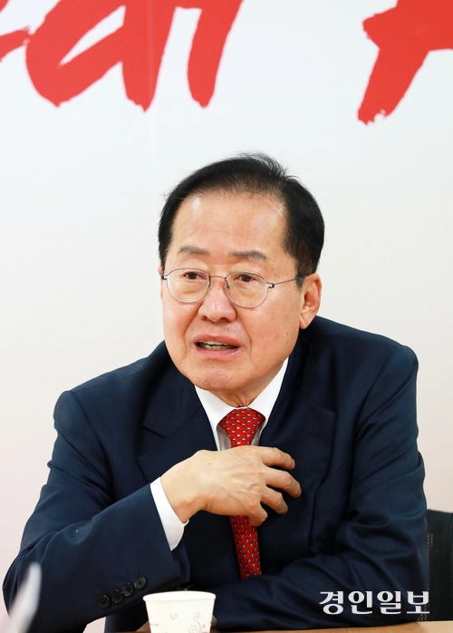 홍준표 국민의힘 대통령선거 경선 후보가 지난 17일 서울 여의도 대하빌딩 경선 캠프에서 열린 한국지방신문협회와 공동 인터뷰에서 “이번 대선은 단순한 정권교체가 아니라, 어떤 나라를 만들 것인가를 결정하는 선거”라고 강조하고 있다. 2025.4.17 /한국지방신문협회 제공