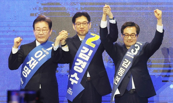더불어민주당 대선 경선 후보들이 20일 울산시 울산전시컨벤션센터에서 열린 ‘제21대 대통령선거 후보자 선출을 위한 영남권 합동연설회’에서 당원들에게 인사하고 있다. 2025.4.20 /연합뉴스