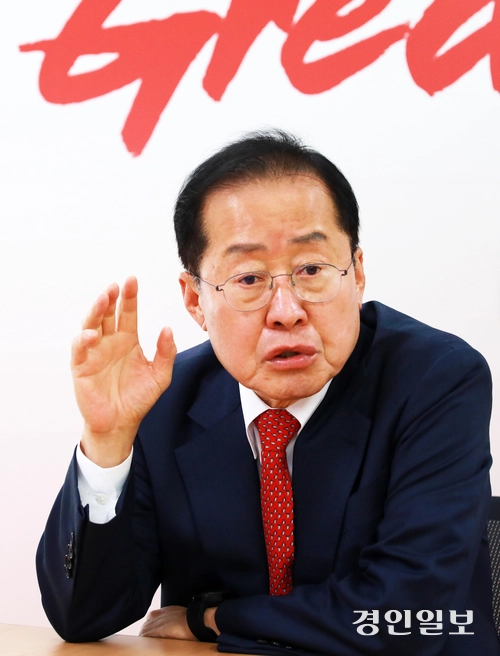 홍준표 국민의힘 대통령선거 경선 후보가 지난 17일 서울 여의도 대하빌딩 경선 캠프에서 열린 한국지방신문협회와 공동 인터뷰에서 “이번 대선은 단순한 정권교체가 아니라, 어떤 나라를 만들 것인가를 결정하는 선거”라고 강조하고 있다. 2025.4.17 /한국지방신문협회 제공