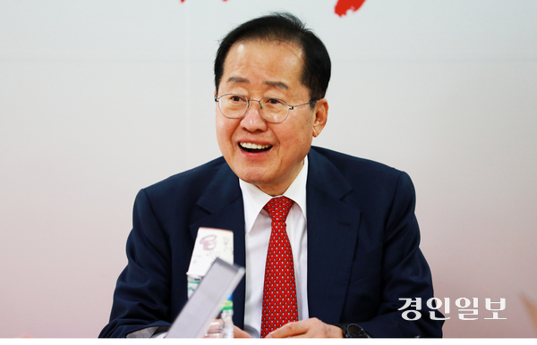 홍준표 국민의힘 대통령선거 경선 후보가 지난 17일 서울 여의도 대하빌딩 경선 캠프에서 열린 한국지방신문협회와 공동 인터뷰에서 “이번 대선은 단순한 정권교체가 아니라, 어떤 나라를 만들 것인가를 결정하는 선거”라고 강조하고 있다. 2025.4.17 /한국지방신문협회 제공