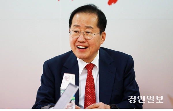 홍준표 국민의힘 대통령선거 경선 후보가 지난 17일 서울 여의도 대하빌딩 경선 캠프에서 열린 한국지방신문협회와 공동 인터뷰에서 “이번 대선은 단순한 정권교체가 아니라, 어떤 나라를 만들 것인가를 결정하는 선거”라고 강조하고 있다. 2025.4.17 /한국지방신문협회 제공