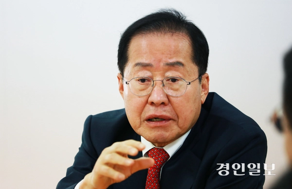 홍준표 국민의힘 대통령선거 경선 후보가 지난 17일 서울 여의도 대하빌딩 경선 캠프에서 열린 한국지방신문협회와 공동 인터뷰에서 “이번 대선은 단순한 정권교체가 아니라, 어떤 나라를 만들 것인가를 결정하는 선거”라고 강조하고 있다. 2025.4.17 /한국지방신문협회 제공
