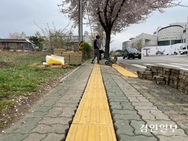 지난 18일 가평군 가평읍 문화로의 보행로 일부 구간에 점자블록 설치공사가 한창이다. 2025.4.18 가평/김민수기자 kms@kyeongin.com