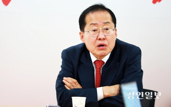 홍준표 국민의힘 대통령선거 경선 후보가 지난 17일 서울 여의도 대하빌딩 경선 캠프에서 열린 한국지방신문협회와 공동 인터뷰에서 “이번 대선은 단순한 정권교체가 아니라, 어떤 나라를 만들 것인가를 결정하는 선거”라고 강조하고 있다. 2025.4.17 /한국지방신문협회 제공