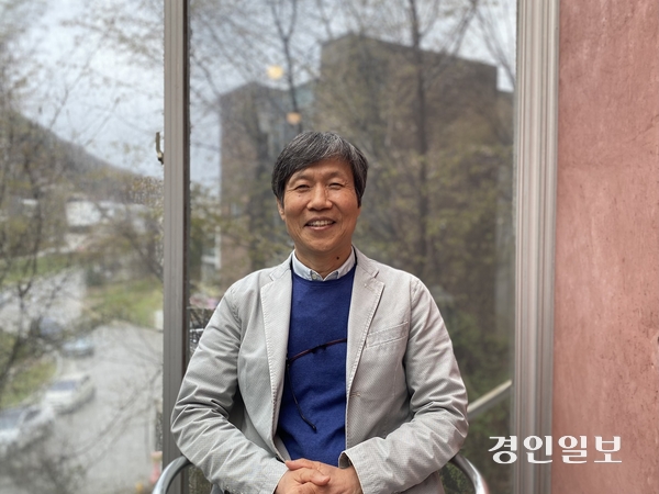 지난 14일 오전 경기도 파주 헤이리마을 식물감각에서 만난 이주헌 미술평론가. 2025.4.14 /박경호기자 pkhh@kyeongin.com
