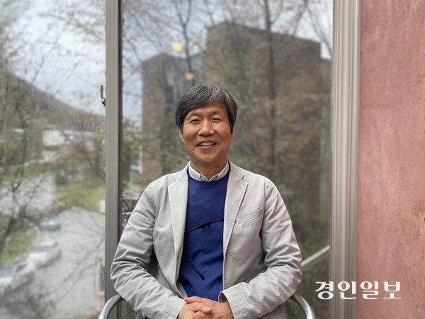지난 14일 오전 경기도 파주 헤이리마을 식물감각에서 만난 이주헌 미술평론가. 2025.4.14 /박경호기자 pkhh@kyeongin.com
