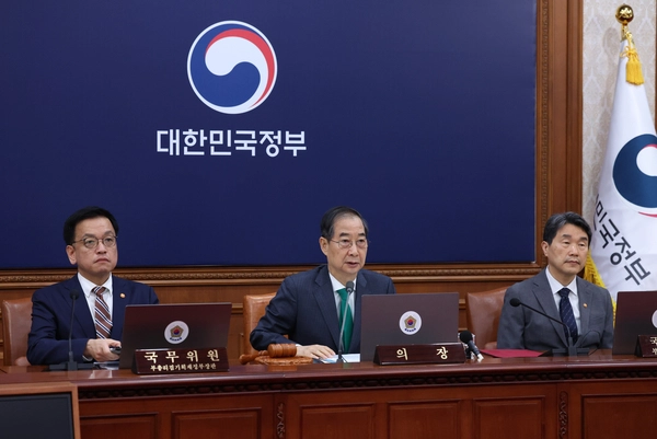 한덕수 대통령 권한대행 국무총리가 18일 정부서울청사에서 열린 국무회의에서 발언하고 있다. 2025.4.18 /대통령실통신사진기자단