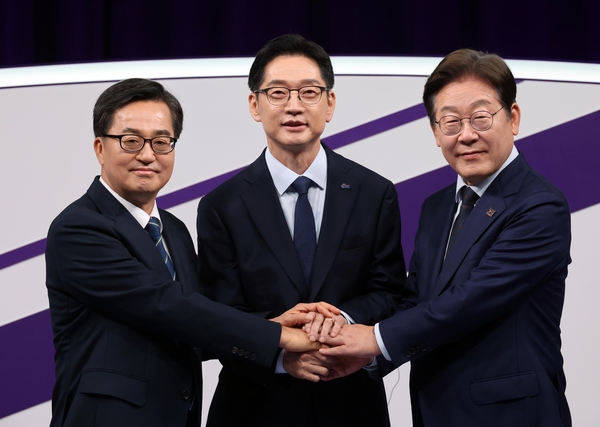 더불어민주당 대선 경선 주자인 이재명(오른쪽부터)·김경수·김동연 후보가 18일 서울 마포구 상암동 MBC에서 첫 TV토론회를 시작하기에 앞서 손을 잡고 기념촬영 하고 있다. 2025.4.18 /국회사진기자단