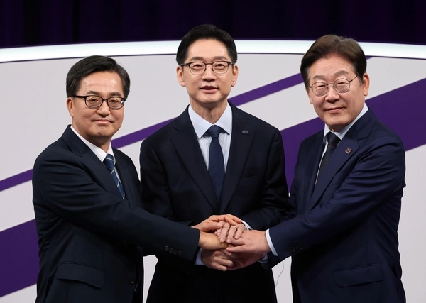 더불어민주당 대선 경선 주자인 이재명(오른쪽부터)·김경수·김동연 후보가 18일 서울 마포구 상암동 MBC에서 첫 TV토론회를 시작하기에 앞서 손을 잡고 기념촬영 하고 있다. 2025.4.18 /국회사진기자단