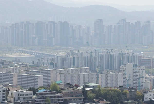 20일 서울 남산에서 바라본 시내 아파트 단지의 모습. 2025.4.20 /연합뉴스