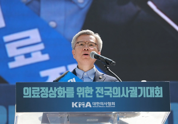 김택우 대한의사협회장이 20일 서울 중구 숭례문 인근 세종대로에서 열린 ‘의료정상화를 위한 전국의사궐기대회’에서 발언하고 있다. 2025.4.20 /연합뉴스