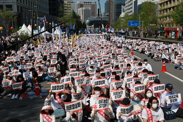 20일 서울 중구 숭례문 인근 세종대로에서 대한의사협회가 연 ‘의료정상화를 위한 전국의사궐기대회’ 참가자들이 정부의 의대 증원 정책과 의료개혁특별위원회 운영 등을 규탄하며 구호를 외치고 있다. 2025.4.20 /연합뉴스