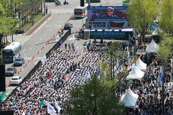 20일 서울 중구 숭례문 인근 세종대로에서 대한의사협회가 연 ‘의료정상화를 위한 전국의사궐기대회’ 참가자들이 정부의 의대 증원 정책과 의료개혁특별위원회 운영 등을 규탄하고 있다. 2025.4.20 /연합뉴스