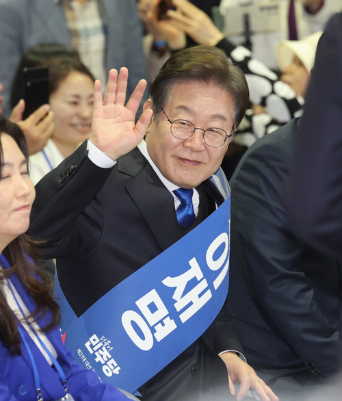 더불어민주당 이재명 대선 경선 후보가 20일 울산시 울산전시컨벤션센터에서 열린 ‘제21대 대통령선거 후보자 선출을 위한 영남권 합동연설회’ 투표결과 발표 후 지지자들에게 인사하고 있다. 2025.4.20 /연합뉴스