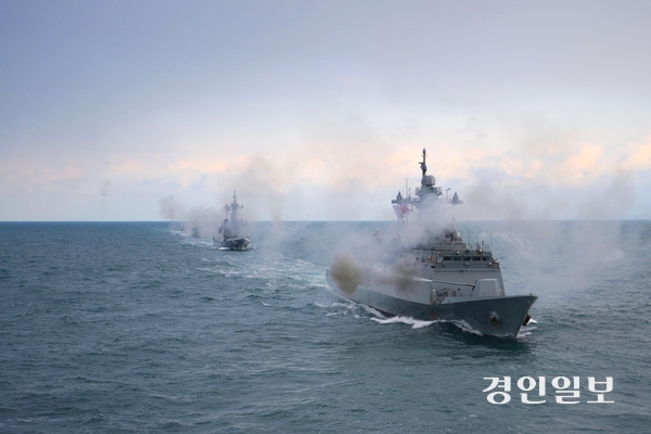 해군 2함대 함정들이 대함사격 훈련을 하는 모습. /해군 2함대 제공