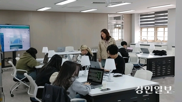 결마루미래학교 학생들이 맥북을 활용해 수업을 듣고 있다. 2025.4.16 /정운기자 jw33@kyeongin.com