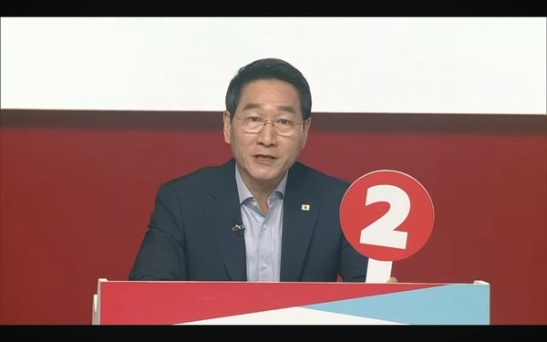 지난 19일 국민의힘 1차 경선 토론회에 나선 유정복 후보가 기본소득 정책에 대해 “국민의 돈을 뺏어 포퓰리즘을 벌이는 행위”라며 비판하고 있다. /채널A 유튜브 라이브 갈무리