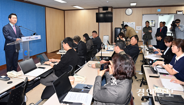 국민의힘 대선 경선 후보인 유정복 인천시장이 20일 인천시청 브리핑룸에서 대선 경선 관련 기자회견을 하고 있다. 2025.4.20 /김용국기자yong@kyeongin.com