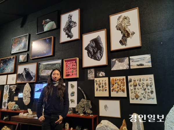 생태예술가 장한나 작가는 돌멩이가 된 플라스틱을 ‘뉴락’이란 독자적인 개념으로 해석한다. 그는 뉴락을 통해 기후위기, 환경 오염의 위험성을 많은 이들에게 알리고 있다. 2025.4.21 /이시은기자 see@kyeongin.com