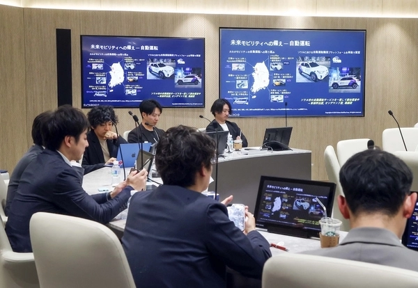 카카오모빌리티를 방문한 X Taxi 대표단이 카카오모빌리티의 디지털 전환 사례와 미래 기술에 대한 설명을 청취하고 있다. /카카오모빌리티 제공