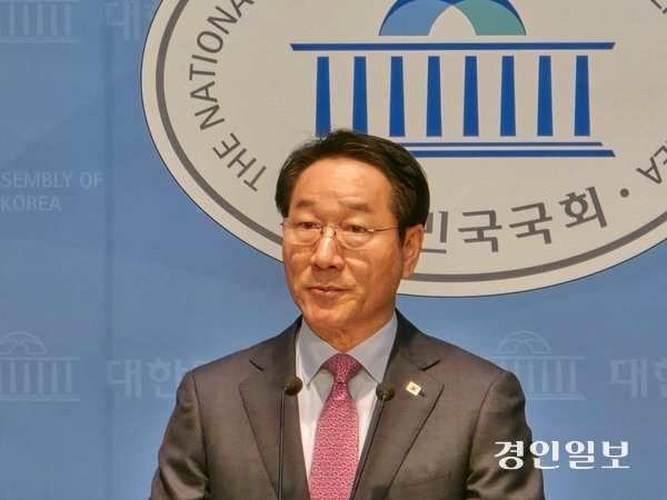 유정복 국민의힘 대선 경선 후보가 21일 국회 소통관에서 기자회견을 열고 “진실의 창으로 대한민국을 바로 세우겠다”고 강조했다. 2025.4.21 / 정의종 기자 jej@kyeongin.com