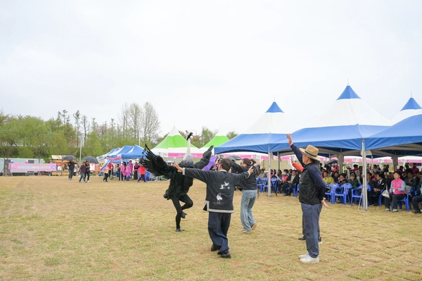 오학동 여주시민공원에서 열린 ‘여주오학 싸리산 행복축제’서 철원 두루미춤 예술단의 초청 공연이 관객들의 큰 박수와 응원을 받았다. 2025.4.19/ 여주시 제공