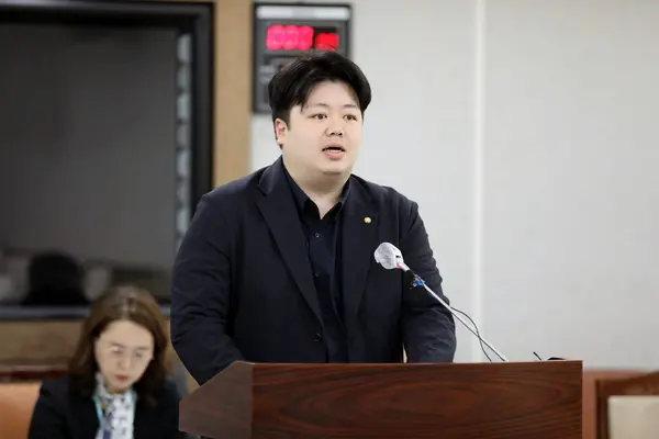 21일 수원시의회 제392회 임시회 문화체육교육위원회에서 배지환 의원이 ‘수원시 장학재단 조례 일부개정조례안’에 대해 설명하고 있다./수원시의회 제공