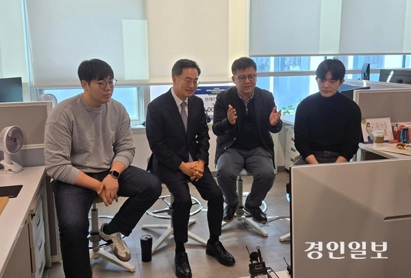 대선 공약으로 떠오른 근무일 축소 정책에, 경기도에서 먼저 시작하는 시범사업에 관심이 쏠린다. 사진은 김동연 도지사가 판교의 한 AI 벤처기업에 방문해 근로시간 단축에 대한 현장의 목소리를 듣고 있는 모습. 2025.2.7 /김태강기자 think@kyeongin.com