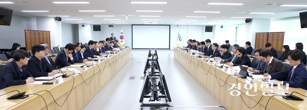 경기도가 도민이 직접 사업을 평가하는 ‘책임계약’을 올해 19개 기관·14개 사업으로 확대한다. 사진은 지난 16일 개최된 경기도 공공기관장 회의 모습. 2025.4.16 /경기도 제공