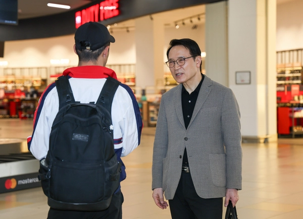 카자흐스탄 알마티 공항에서 만난 학생과 임태희 경기도교육감(오른쪽)이 이야기를 나누고 있다. /경기도교육청 제공