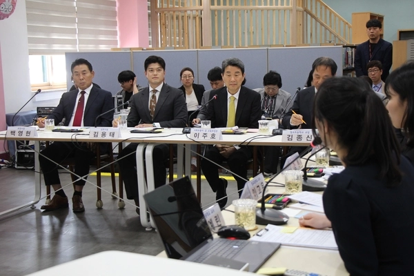 국민의힘 김용태(포천·가평) 의원이 주관한 ‘학생 맞춤형 교육정책 간담회’가 11일 포천시와 포천 정교초등학교에서 개최됐다. 2025.4.21/김용태 의원실 제공