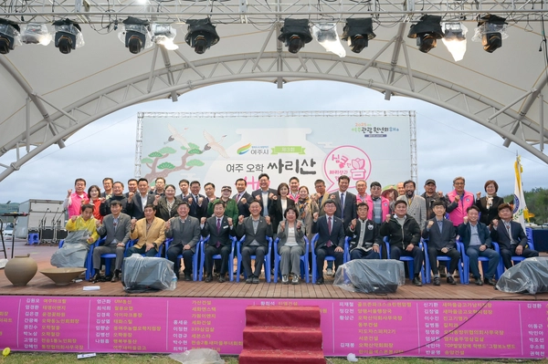 오학동 여주시민공원에서 지난 19~20일 ‘여주오학 싸리산 행복축제’가 열렸다. 개막식에 는 이충우 시장, 박두형 시의회 의장, 한종문 철원군의회 의장 등 주요 내빈과 3천여 명의 시민, 관광객들이 참석해 축제의 시작을 알렸다. 2025.4.19/ 여주시 제공