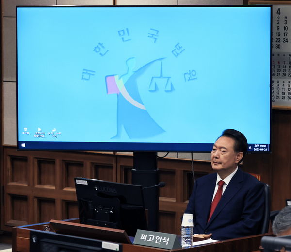 윤석열 전 대통령이 21일 서울 서초구 서울중앙지법에서 열린 내란 우두머리 혐의 형사재판 2차 공판에 출석해 있다. 2025.4.21 /사진공동취재단