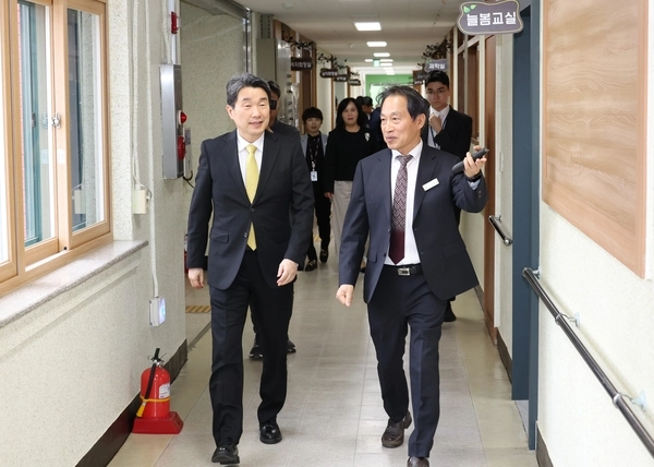 이주호 부총리 겸 교육부 장관(왼쪽)이 21일 포천시 정교초등학교를 방문해 학교를 둘러보고 있다. 2025.4.21 /교육부 제공