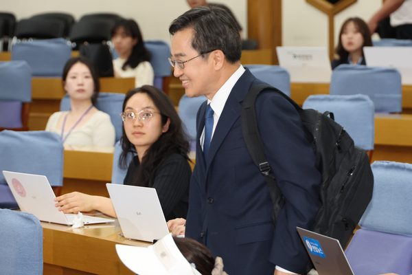 더불어민주당 김동연 대선 경선 후보가 21일 서울 여의도 국회 의원회관에서 ‘모두의 성평등, 다시 만난 세계’라는 주제로 열린 간담회에 참석하고 있다. 2025.4.21 /연합뉴스