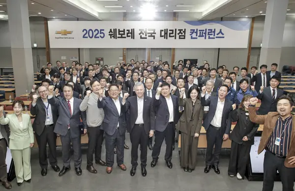 헥터 비자레알 한국지엠 사장과 쉐보레 전국 대리점 대표 등 ‘2025 쉐보레 전국 대리점 콘퍼런스’ 참석자들이 기념 촬영을 하고 있다. /한국지엠 제공