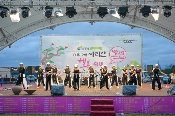 오학동 여주시민공원에서 열린 ‘여주오학 싸리산 행복축제’ 첫날 진행된 시민 가요제와 댄스 경연대회 현장. 무대 위에서 시민들이 열정적으로 노래와 춤을 선보이며 관객들의 큰 박수와 응원을 받았다. 2025.4.19/ 여주시 제공