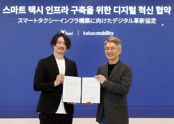 류긍선 카카오모빌리티 대표(오른쪽)와 일본 ‘X Taxi(크로스택시)’ 키요카와 스스무 대표가 협약식을 마친 뒤 기념사진을 촬영하고 있다. /카카오모빌리티 제공
