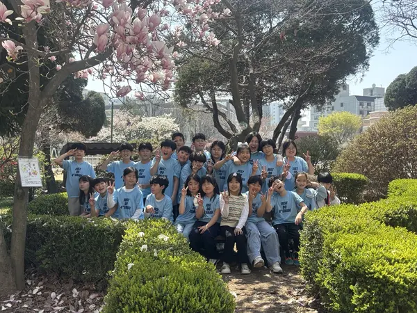 수원 매산초등학교 학생들이 환하게 웃고 있다. /매산초 제공