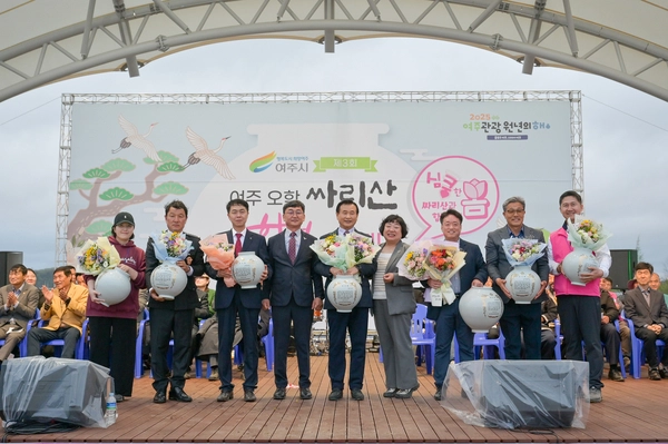 여주시 오학동 여주시민공원에서 열린 ‘여주오학 싸리산 행복축제’ 개막삭에서 권혁천 축제추진위원장이 지역 유공자들에게 감사의 마음을 담은 도자기를 전달했다. 2025.4.19/ 여주시 제공
