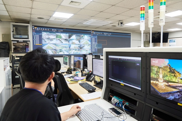 양주시 공무원이 시청 재난상황실에 설치된 ‘GIS(지리정보시스템) 기반 CCTV열람시스템’을 통해 CCTV를 모니터링하고 있다. 2025.4.21 /양주시 제공
