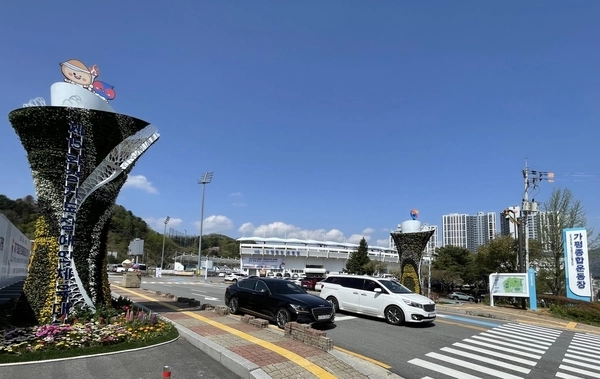 가평군은 최근 종합운동장 입구에 경기도종합체육대회 성공적인 개최 분위기 조성을 위한 대형 꽃 홍보탑이 설치됐다. 2025.4.21 가평/김민수 기자kms@kyeongin.com