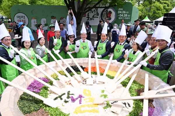 양평군이 오는 25~27일 용문산 산나물 축제 개최를 앞두고 축제 장소 일대에 대한 재정비 를 하는 등 본격적인 손님맞이 준비를 마쳤다. 사진은 지난해 열린 제14회 용문산 산나물축제 ‘초대형 산나물 비빔밥’ 행사 모습. /양평군 제공