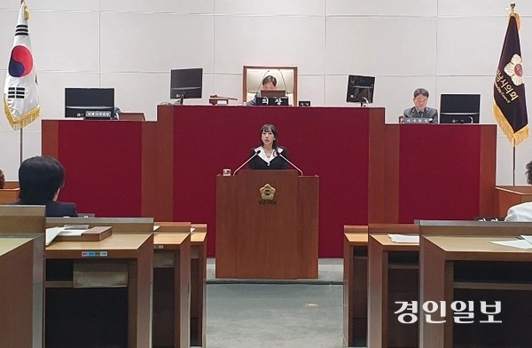 성남시의회 이영경 의원이 ‘분당풍림아이원 주차장 위탁관리업체에 대한 공정한 신속 수사 촉구 결의안’에 대한 제안 설명을 하고 있다. 2025.4.21 성남/김순기기자 ksg2011@kyeongin.com